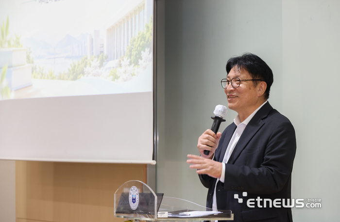 도성훈 인천광역시교육감이 27일 인하대 60주년기념관에서 열린 '2026 인천광역시교육감과 인하대 예비교사의 만남'에서 '인간·자연·AI의 공존과 미래 교사의 역할'을 주제로 특강 했다. 인천시교육청 제공.