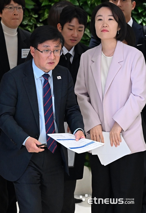 제2차 기후테크 혁신연합 간담회가 29일 서울 중구 온드림 소사이어티에서 열렸다. 김성환 기후에너지환경부 장관(왼쪽)과 이소영 중소벤처기업부 장관이 입장하고 있다. 이동근기자 foto@etnews.com