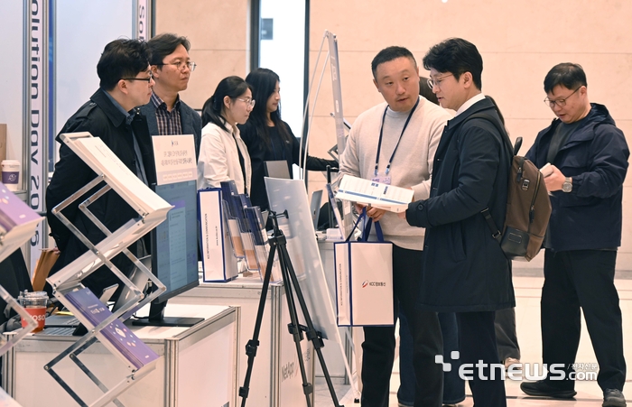 2026 이노베이션 솔루션 데이가 전자신문, 한국정보산업연합회 공동 주최로 29일 서울 양재동 엘타워에서 열렸다. 참가자가 넷앱, KCC정보통신 부스에서 하이브리드 멀티클라우드 환경을 위한 서비스형 스토리지 키스톤에 대한 설명을 듣고 있다.  박지호기자 jihopress@etnews.com