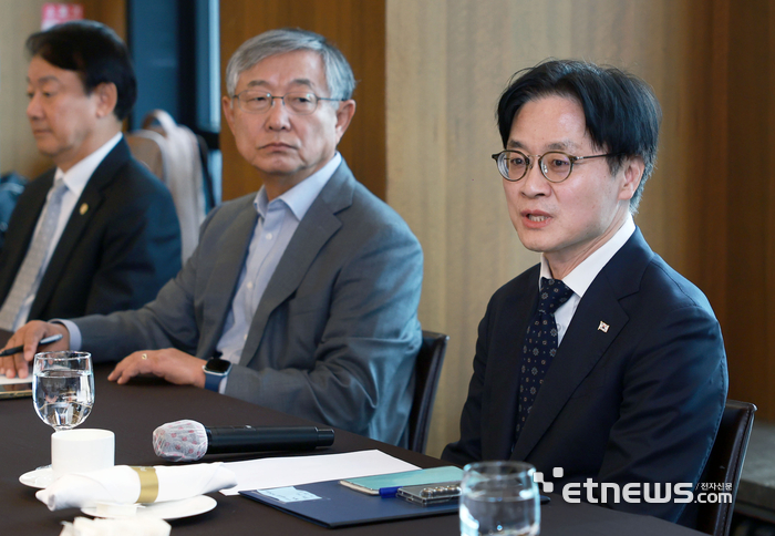 대한민국 공학 리더 초청 간담회 주재하는 김정관 장관