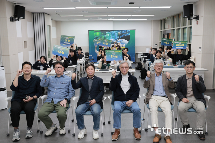 지난 27일 경산이노베이션아카데미에서 열린 '제3회 미래융합인재 발굴 소프트웨어 챌린지' 고등부 본선 대회 참가자와 관계자들이 기념촬영을 하고 있다.  [제공 : 경산이노베이션아카데미]