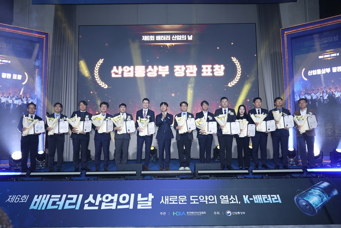한국배터리산업협회는 29일 서울 강남구 조선팰리스 호텔에서 '제6회 배터리 산업의 날'을 개최했다. 이강명 성일하이텍 대표가 은탑산업훈장, 최문호 에코프로비엠 대표가 산업포장, 신영기 SK온 부사장이 대통령표창을 받는 등 총 20명이 산업 발전 유공자로 포상받았다. 사진=한국배터리산업협회