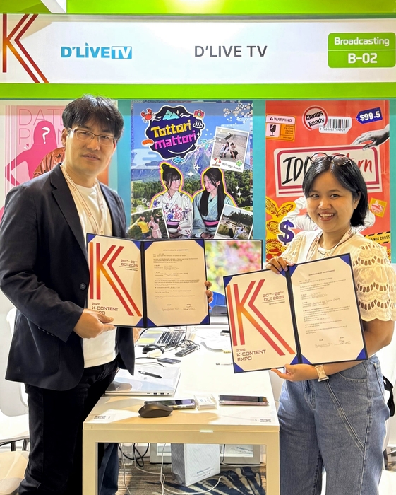 딜라이브TV 윤병선 제작국장(왼쪽)과 SCTV 럼미중(Lam My Dung) 콘텐츠 수급팀장이 MOU 체결 후 기념촬영을 하고 있다.[딜라이브 제공]