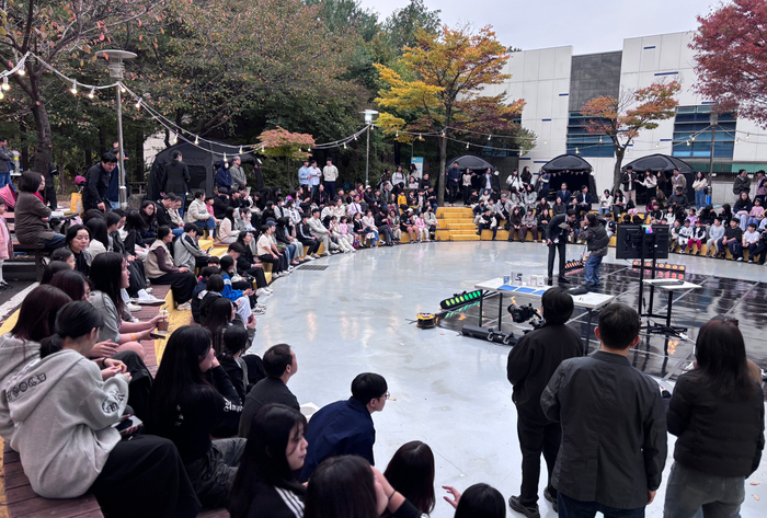 서울AI재단과 시립망우청소년센터이 함께 개최한 청소년 참여형 AI 체험행사 'AI 시티 미션 : 미래도시를 구하라!'에 마련된 야외 프로그램 진행 모습. (서울AI재단 제공)