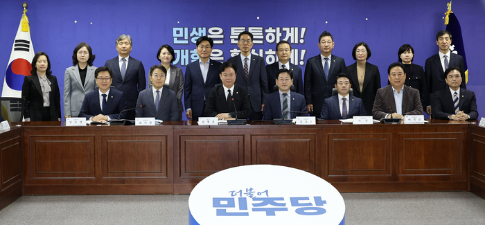 김정호 국회 기후에너지환경노동위원장과 김영훈 고용노동부 장관 등이 29일 국회에서 열린 당정협의회에서 기념 촬영을 하고 있다. 연합뉴스