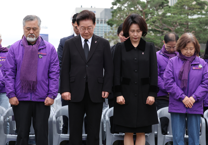 이재명 대통령과 김혜경 여사가 29일 서울 광화문광장에서 열린 이태원참사 4주기 기억식에서 묵념하고 있다. 연합뉴스