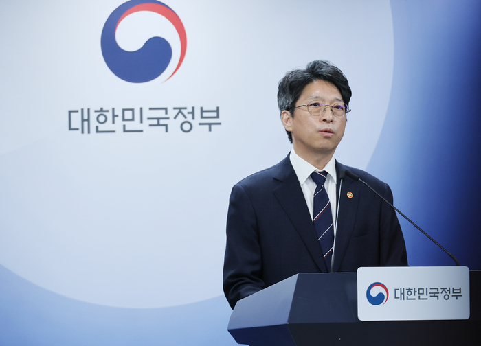 홍지선 국토교통부 장관이 29일 서울 종로구 정부서울청사에서 7만6천700호 규모의 주택을 공급하는 신규 공공택지 추진계획을 발표하고 있다. (사진=연합뉴스)