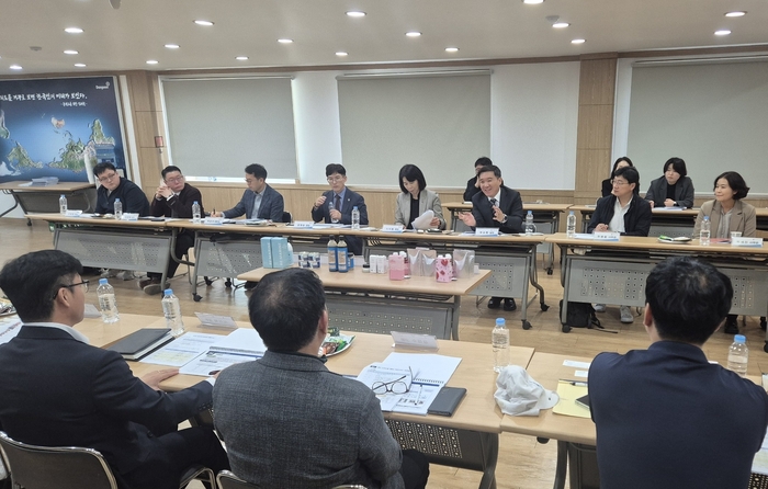 중기부와 경남도 관계자들이 30일 경남 수산부산물 재활용 규제자유특구 현장점검에 이은 간담회에서 특구사업자, 참여대학 등의 애로사항을 청취하고 개선방향을 모색했다.
