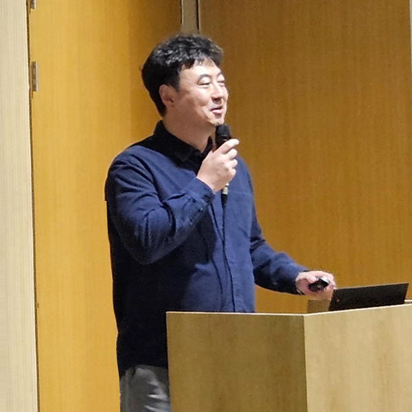 방혁준 쿤텍 대표가 산업현장의 사이버보안 위협과 AI 시대 융합보안 기술의 중요성에 대해 발표하고 있다.