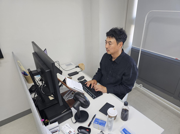 방혁준 쿤텍 대표가 사무실에서 업무를 보고 있다. 쿤텍은 AI 모델 보호와 소프트웨어 공급망 보안, 스마트선박 사이버보안 등으로 사업 영역을 확대하고 있다.
