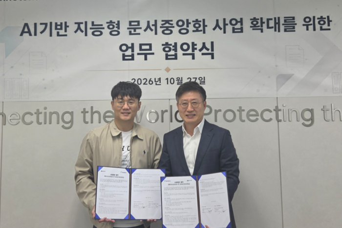 임정환 모티프테크놀로지스 대표(왼쪽)와 진충렬 이노테나 부사장이 폐쇄망 AI 기반 지능형 문서중앙화 공동 개발 업무협약식 후 기념촬영했다.