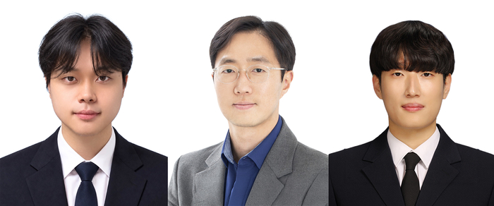 왼쪽부터 조우영 GIST 에너지융합대학원 석박사통합과정생, 김윤수 전기전자컴퓨터공학과 교수, 노승길 에너지융합대학원 박사.