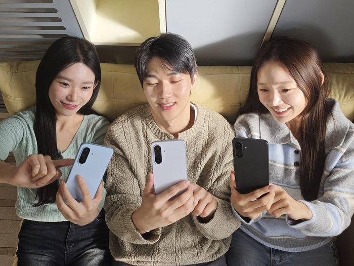 삼성전자 모델들이 '갤럭시 A18 LTE'를 소개하고 있다.