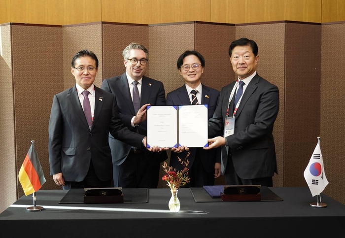 효성중공업이 독일 지멘스와 글로벌 전략적 파트너십 협약을 체결했다. (오른쪽부터) 우태희 효성중공업 대표이사, 김정관 산업통상부 장관, 스테판 루앙호프 독일 연방경제에너지부 정무차관, 정하중 한국지멘스 대표이사. 효성중공업 제공