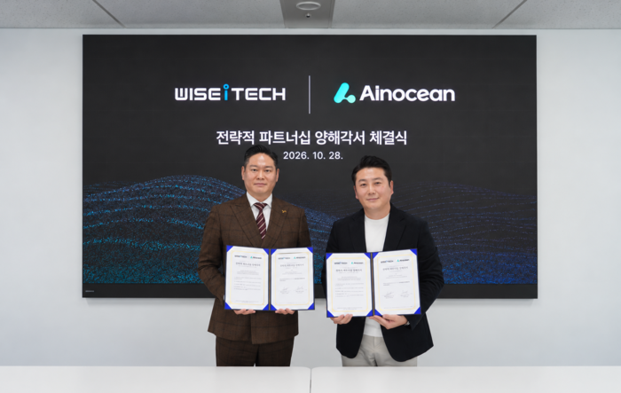 김다산 위세아이텍 대표(왼쪽)와 김창수 아이노션 대표가 협약서를 들고 기념촬영했다.