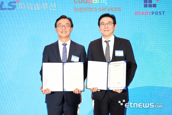 홍용준 CLS 대표(오른쪽)와 전재수 부산광역시장(왼쪽)