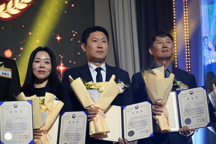 '2026 배터리 산업의 날' 기념식에서 한국유미코아 이원호 상무를 대신해 팀원인 한상욱 이사가 '산업통상부장관 표창'을 대리 수상한 뒤 기념촬영을 하고 있다.