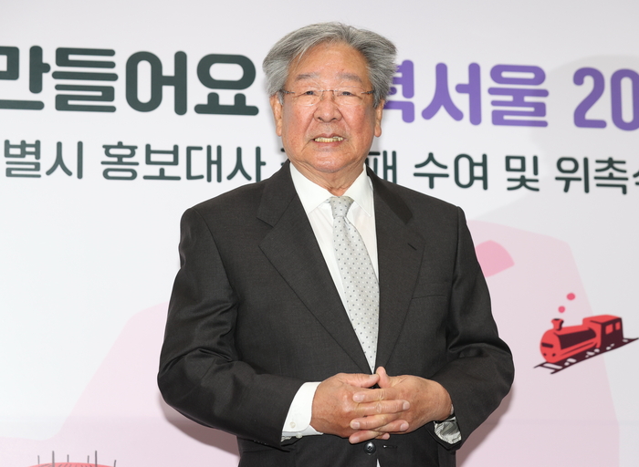 지난 2023년 2월 16일 '서울특별시 홍보대사 감사패 수여식'에 앞서 포즈를 취하는 배우 최불암의 모습. 사진=연합뉴스 / 최불암 측 제공