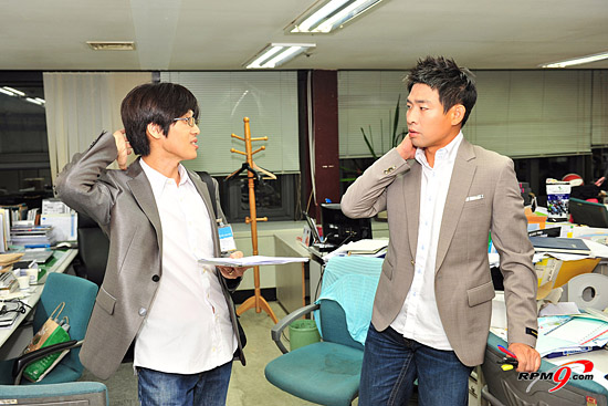 ▲ 좌측이 윤재수 해설 위원이고, 우측이 박상준 캐스터다.