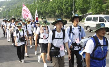산업단지를 향해 행군하는 산업단지 국토순례단