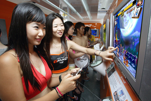 게임 삼매경에 빠진 비키니 걸