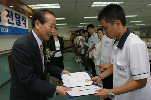 팬택계열, 43명에 장학금 전달