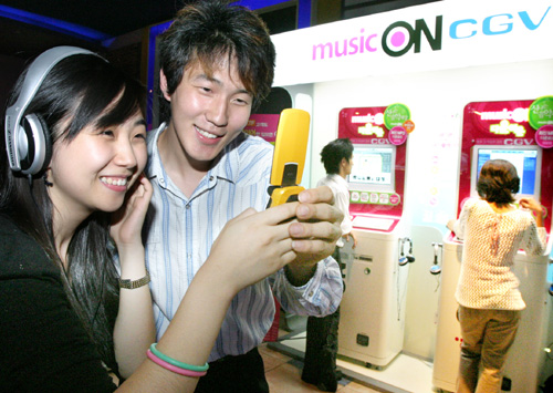 "MP3 음악 자판기서 내려받으세요"