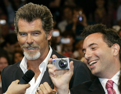 리차드 세퍼드 감독과 피어스 브로스넌의 디지털카메라 