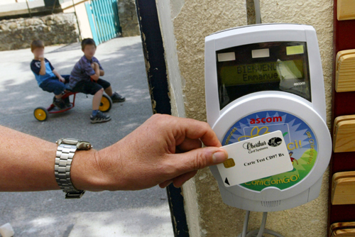 전자카드로 출결 체크하는 佛 초등학교