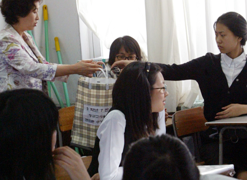 수능 모의고사, 휴대폰 수거