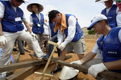 삼성전자는 `해외 봉사중`