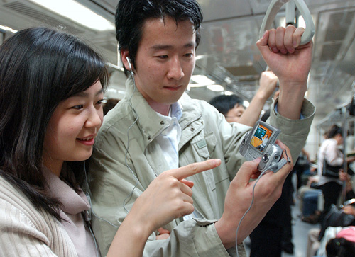 티유미디어 고객이 서울 지하철 5호선 구간에서 위성DMB를 시청하고 있다.