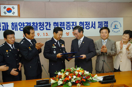 기상청(청장 신경섭·왼쪽에서 네번째)과 해양경찰청(청장 이승재·왼쪽에서 세번째)은 13일 서울 신대방동 기상청에서 해상기상예보의 정확도를 높여 각종 해상 재해를 줄이기 위해 업무협력 합의서를 교환 했다.