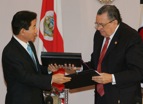 노무현 대통령과 아벨 파체코 코스타리카 대통령이 12일 오후(현지시각) 코스타리카 대통령궁에서 통상·투자증진·BT·IT 협력 및 문화교류 확대 등 포괄적인 경제협력에 관한 공동 선언문을 채택하고 서명했다.