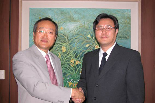 김태섭 케이디씨 회장(오른쪽)과 임동근 한중게임산업발전협회장이 중국 온라인게임 시장에 동반 진출을 위한 협약을 체결했다.