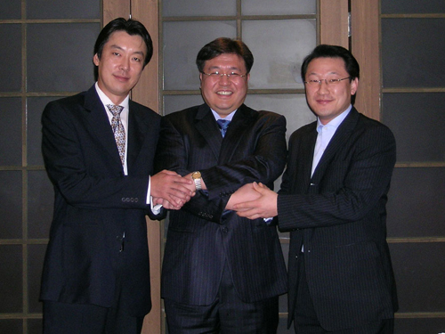 조성삼 조이온 회장(가운데)이 손운수 네띠앙 사장(왼쪽), 김지현 아발론소프트 사장과 협력을 다짐하며 손을 맞잡고 있다.