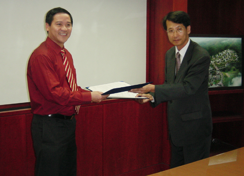 쭈띠엔쭝(Chu Tien Dung) 꽝쭝SW산업단지 대표(왼쪽)와 이진환 다우데이타시스템 대표가 IT컨설팅에 관한 MOU를 교환하고 있다.