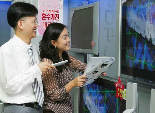 예비부부 고객이 하이마트가 진행하고 있는 ‘혼수가전 대축제’에서 디지털TV를 살펴보고 있다.