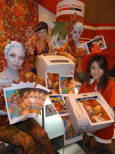 28일 밀레니엄힐튼호텔에서 열린 후지제록스프린터스의 신제품 발표회에서 모델들이 솔리드 프린터와 저가형 모노 레이저 복합기를 선보이고 있다. 