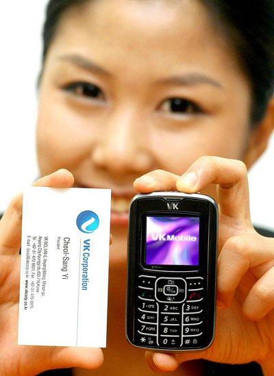 최근 브이케이가 상용화한 두께 8.8㎜, 무게 48g의 초박형 GSM 휴대폰. 브이케이는 GSM 단말기 제조 노하우에 삼천리기술회사의 기술력을 가미해 북한에서 사용 가능한 한글 지원 휴대폰을 세계 최초로 선보일 계획이다.