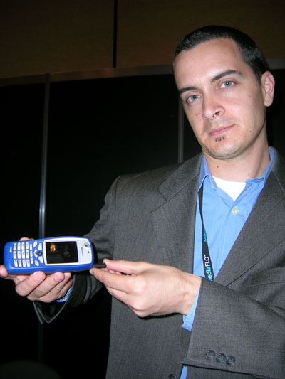 퀄컴은 자사 미디어플로 기술을 이용한 모바일 생방송을 미국 샌프란시스코에서 열린 ‘CITA2005 와이어리스’에서 최초로 시연했다. 미디어플로에서 영화 ‘슈렉’을 상영하고 있다.