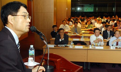 차세대성장동력반도체사업단과 한국반도체산업협회가 공동 주최하고 전자신문사가 후원하는 ‘시스템반도체 발전전략 포럼’에서 열띤 강연과 토론이 벌어지고 있다.