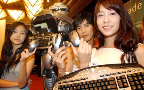 PC 주변기기 전문업체인 로지텍코리아는 5일 소공동 웨스틴조선호텔에서 ‘게이머들의 이상향을 실현하게 하는 로지텍’이라는 주제로 게임전용 레이저 마우스와 키보드 등 신제품 8종을 발표했다.