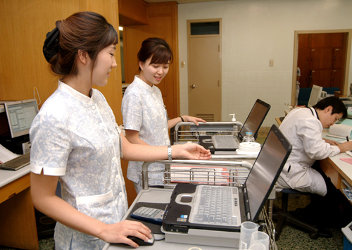 동산의료원 간호사가 병동에서 EMR를 통해 환자의 상태를 기록하고 있다