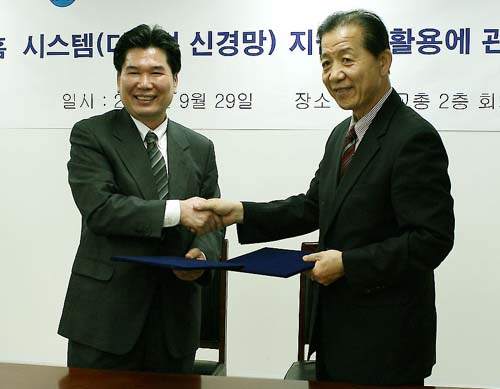 김홍식 이홈 사장(왼쪽)과 이성원 서울시 교원총연합회장이 조인식 후 악수하고 있다.