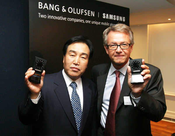 이기태 삼전전자 정보통신총괄 사장(왼쪽)과 토벤 소랜슨 뱅앤올룹슨 CEO가 명품 휴대폰 ‘세린’을 들어보이고 있다.