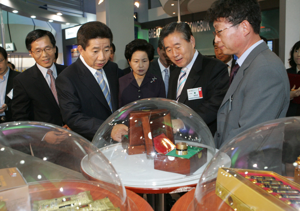 대한민국 지역혁신박람회가 8개 중앙 부처와 16개 시·도, 150여개의 시·군, 대학, 중소기업, 연구기관 등이 대거 참여한 가운데 5일 대구 엑스코(EXCO)에서 막이 올랐다. 노무현 대통령 내외가 박람회장을 둘러보고 있다.