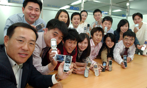 무선 인터넷 플랫폼·인프라·서비스에 대한 다양한 경험을 바탕으로 모바일 핵심 기술을 다수 보유하고 있는 지오텔 이종민 사장(왼쪽 첫번째)과 직원들이 휴대폰을 들고 포즈를 취하고 있다.