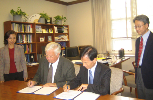 정수철 요업기술원장이 블라훗 일리노이대학 전기공학과 학과장 나노 세라믹 소재 공동 연구를 위한 양해각서에 서명하고 있다. 