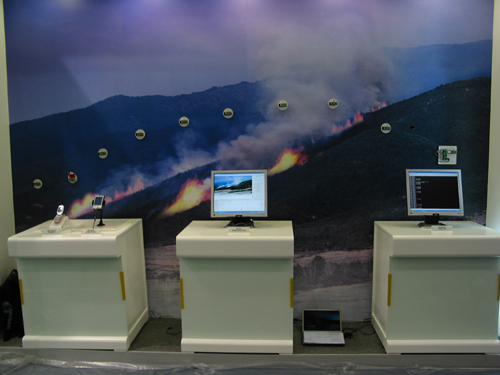 전자부품연구원이 센서와 무선 네트워크 기술을 이용해 화재 발생 여부를 실시간으로 감시할 수 있는 산불 감시 시스템을 개발, 시연해보이고 있다.